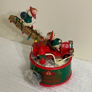 Enesco mice riding on fire truck Christmas music box 1994